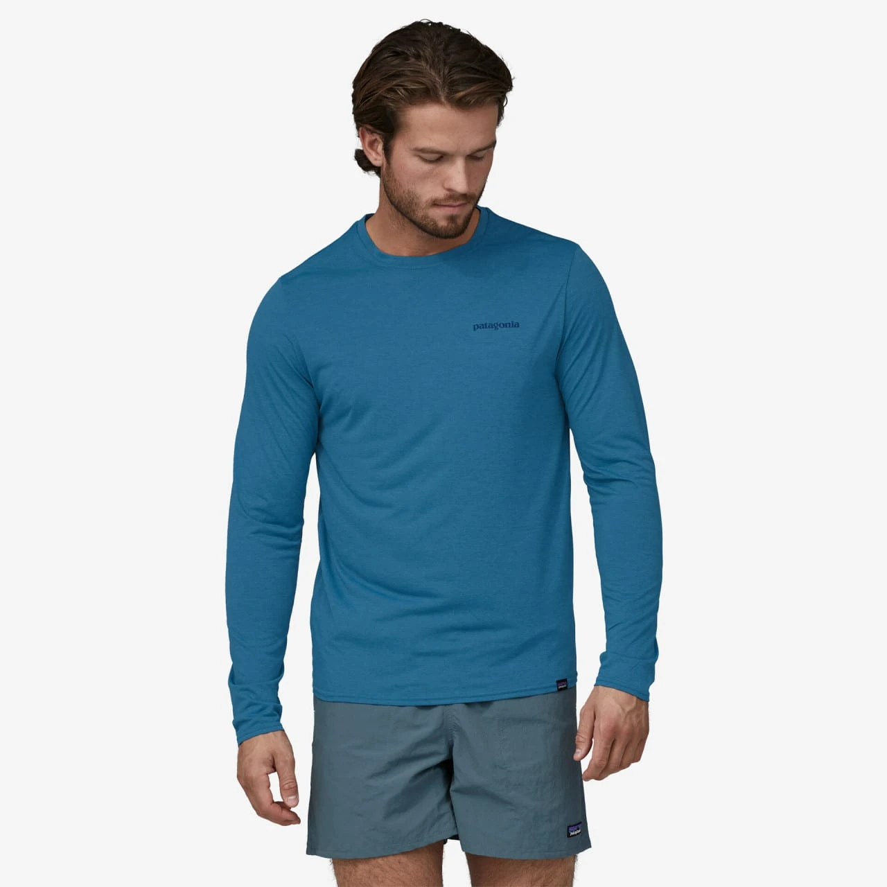 Patagonia M'S L/S Cap Cool Daily Graphic Shirt - Waters Boardshort Logo: Wavy Blue X-Dye 4 Patagonia M'S L/S Cap Cool Daily Graphic Shirt - Waters Boardshort Logo: Wavy Blue X-Dye – Bild 2