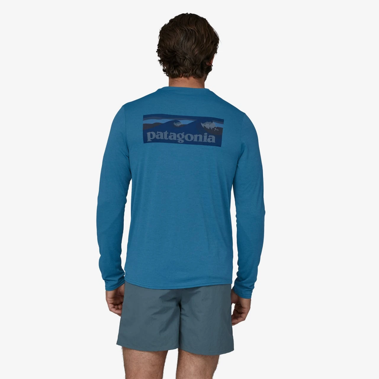 Patagonia M'S L/S Cap Cool Daily Graphic Shirt - Waters Boardshort Logo: Wavy Blue X-Dye 5 Patagonia M'S L/S Cap Cool Daily Graphic Shirt - Waters Boardshort Logo: Wavy Blue X-Dye – Bild 3