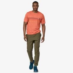 Patagonia M'S Cap Cool Daily Graphic Shirt Line Logo Ridge Stripe: Quartz Coral X-Dye -TROLKID Bekleidung Geschaft 45235 LRCX TL3 1280x1280